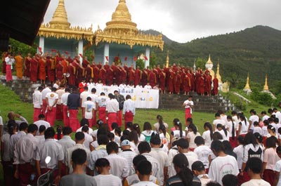 ၆၂ ကြိမ်မြောက် မွန်တော်လှန်ရေးနေ့တွင် နိုင်ရွှေကျင်နှင့် နိုင်ထင်တို၏ အုတ်ဂူများတွင် မွန်လူငယ်များ အဓိဌာန် ပြုကြစဉ်။ ဓါတ်ပုံ - Kaowao news