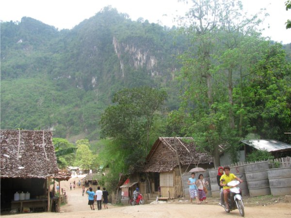 Road-going-to-MaeLa-AMI-hospital