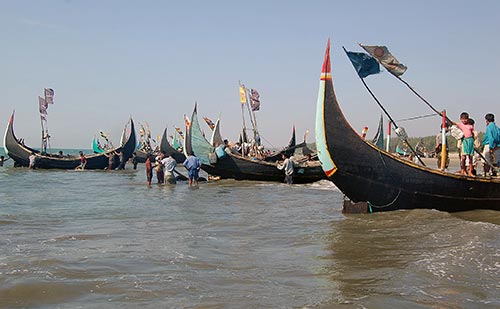 Refugees working in the fishing industry in the Bay of Bengal 