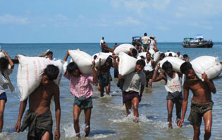 ရခိုင်လေဘေးသင့်ပြည်သူများ အကူအညီရ ဆန်အိတ်များကို သယ်ယူနေစဉ် (ဓါတ်ပုံ- ဝတီကြေးမုံ)