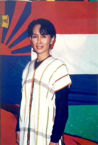 Aung-San-Suu-Kyi-in-Karen-Cloths