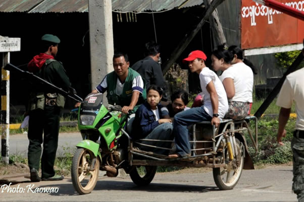 ဘုရားသုံးဆူမြို့အား ဒီကေဘီအေတပ်များ သိမ်းပိုက်ပြီးနောက် မြို့ခံများ ထိုင်းနယ်မြေသို့ ထွက်ပြေးနေစဉ်