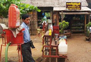 Sittwe-Suffer-From-Petrol-Shortage