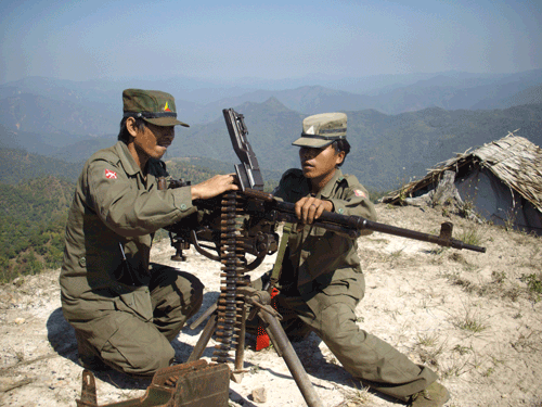 သျှမ်းပြည် တပ်မတော် တပ်သားများ လက်နက် တပ်ဆင်နေပုံ ( ဓါတ်ပုံ - သျှမ်းသံတော်ဆင့်)