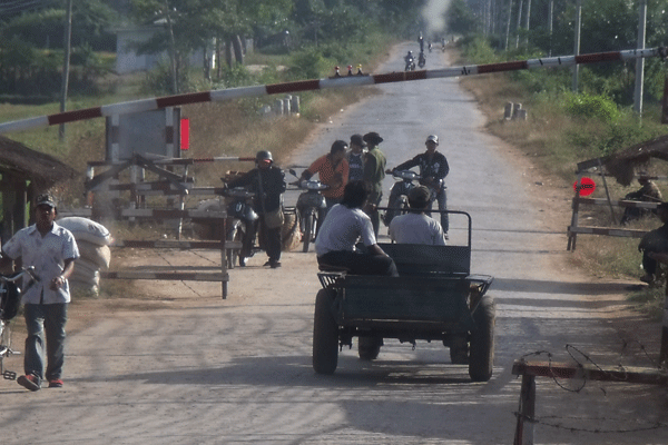 Loikaw Township, Pa Ka gate, the Burmese junta checking the passengers on gate side