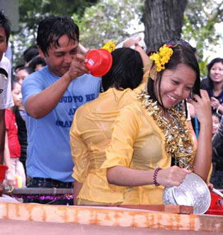 Singapore--water-festival-Rakhine-thangran-2011