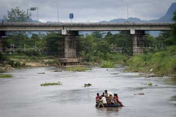 cross-Moei-River1