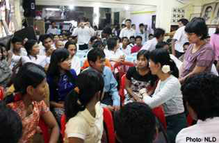 Arakanese-Youths-Meeting-with-Daw-Aung-San-Suu-Kyi