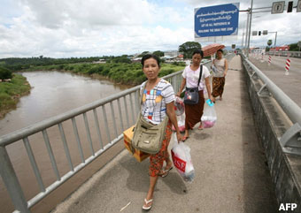  Villagers carry packs of food while crossing the Friendship Bridge in Myawaddy, Burma, in this file photo. The Burmese town opposite Mae Sot, Thailand, has been the site of several bombings in recent months. AFP PHOTO/Pornchai KITTIWONGSAKUL