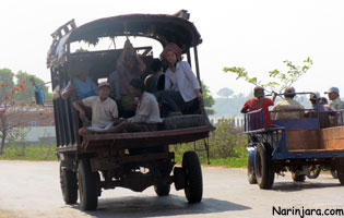 ရခိုင်တွင် သွားလာနေသော မော်တော်ကား