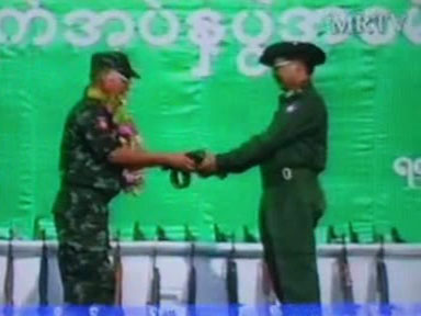 နိုင်ရှောင် လက်နက်ချ အခမ်းအနား တက်ရောက်စဉ်