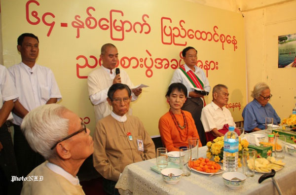 ပြည်ထောင်စုနေ့ ညစာစားပွဲသို့ မွန်ခေါင်းဆောင်နှစ်ဦး တက်ရောက်စဉ် (ထိုင်နေသည့်ပုဂ္ဂိုလ် ၅ ဦး-ဝဲမှယာသို့- နိုင်ထွန်းသိန်း၊ ဦးတင်ဦး၊ ဒေါ်အောင်ဆန်းစုကြည်၊ နိုင်ငွေသိမ်း၊ ဦးဝင်းတင်)