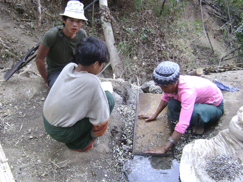 ခဲများကို ဆေးကြောနေသော မော်ချီးမှ ဒေသခံ အမျိုးသမီးတဦး