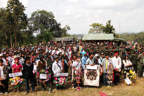 ကရင်နီအမျိုးသားခေါင်းဆောင် ဆရာကြီး ထဲဘူးဖဲ စျာပန အခမ်းအနားသို့ တက်ရောက်လာကြသူများကို တွေ့ရစဉ် (ဓါတ်ပုံ-ကေတီ)