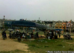 Hundreds of people in Tachileik are staying in the tents prepared by Burmese military authorities since last night.