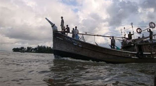 fishing-boat-in-Naf-river