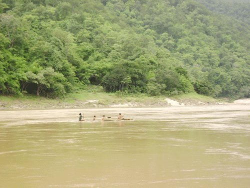 ကရင်နီပြည်တွင် စီးဆင်းနေသော သံလွင်မြစ်ပေါ်၌ ကူးဖြတ်နေသော လူတစ်စု (ဓါတ်ပုံ-KNYO)