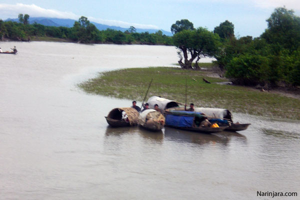 တဝမ်းတခါးအတွက် ရုန်းကန်နေရသည့် ယခုကဲ့သို့ လှေငယ်များကပါ ပိုက်ဆံ ကောက်ခံသည်။