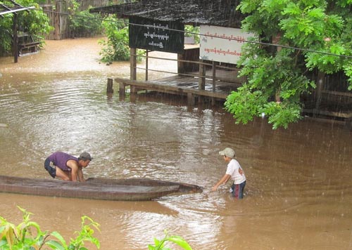  လင်းခေးမြို့ ရပ်ကွက်အတွင်း တိန်းချောင်းရေလျှံ (လင်းခေးလူငယ်များ Facebook မှကူးယူတင်ပြသည်)