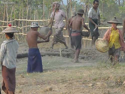 Villagers_forced_to_work_for_Burma_army