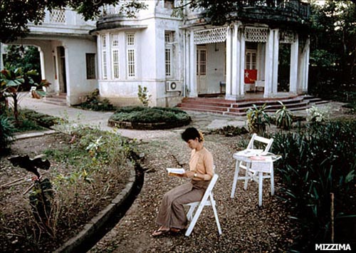 suu-kyi-at-her-house-1