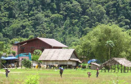 villagers_flee_from_war