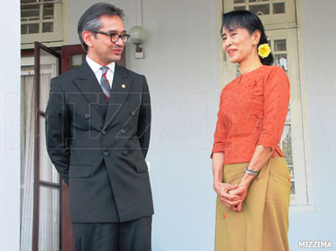 aung-san-suu-kyi-and-marty-natalegawa-meet-2ss