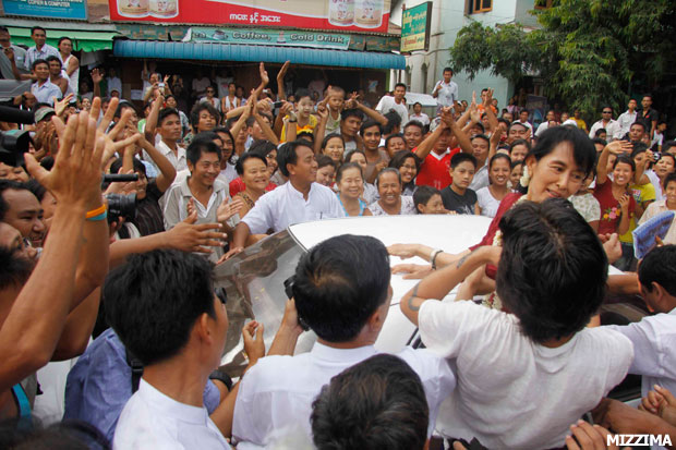 suu-kyi-at-naungoo-market-1