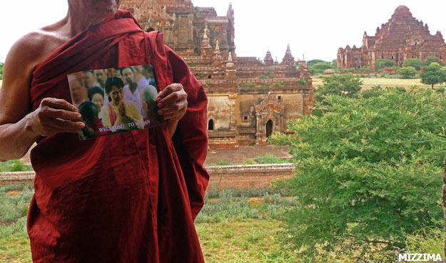 suu-kyi-photo-hold