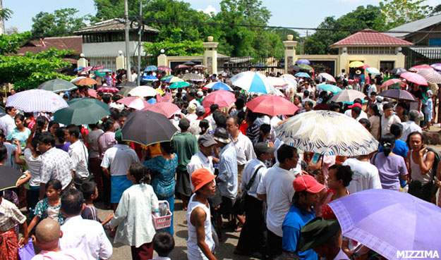 waiting-insein-prioners-relased