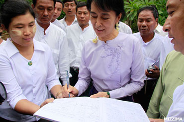 suu-kyi-visits-mount-popa-5s