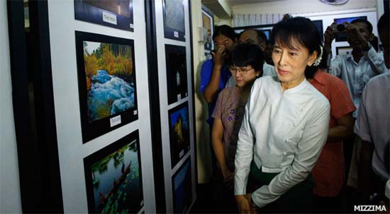 suu-kyi-at-art-gallery