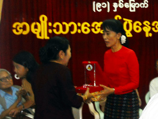 ASSK_give_prize_to_Sai_La_Aung