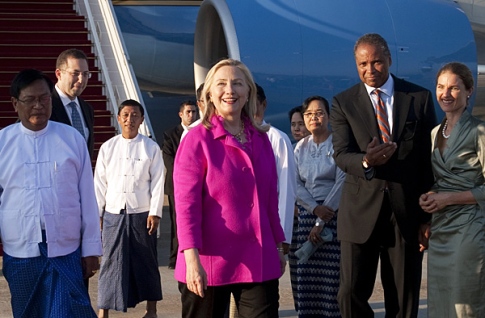 mrs-clinton-arriving-burma