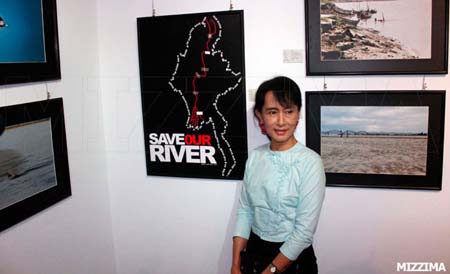 suu-kyi-attends-at-irrawaddy-art-show-5-story