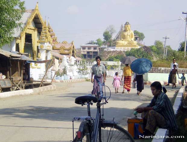 လောကပန်ထွာ ဘုရားနှင့် ပေါက်တောမြို့ (ဓါတ်ပုံ- နိရဥ္စရာ)