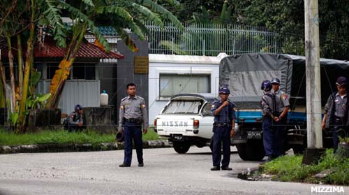 Police-guards-near-chinese-embassy