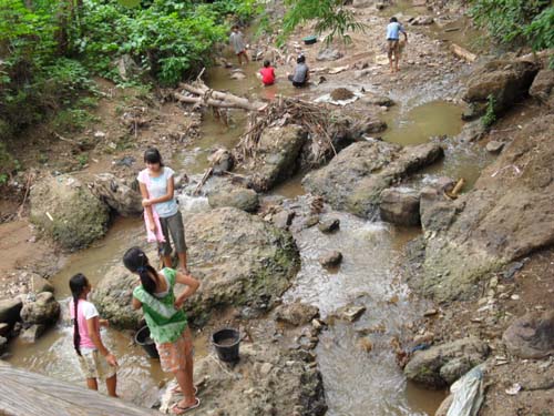  Photo-KIC (some refugee girls in the stream in summer)