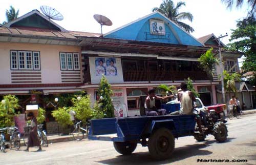 စစ်တွေ မြို့မ ရုပ်ရှင်ရုံရှေ့တွင် ထရပ်တာ တစီးမောင်နှင်သွားလာနေစဉ်။ (ဓါတ်ပုံ- နိရဥ္စရာ)