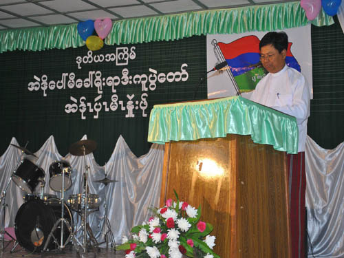 တိုင်းရင်းသားရေးရာဝန်ကြီးက ပွဲတော်အခန်းအနားတွင် မိန့်ခွန်းပြောကြာနေစဉ်