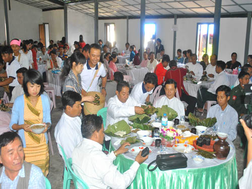 ၀န်ကြီးများနှင့် ဧည့်သည်တော်များ ရိုးရာအစားအစာသုံးဆောင်နေကြစဉ်