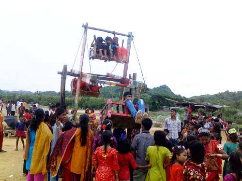 photo_2_Refugee_boys_ride_on_the_hammock