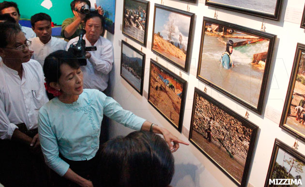 suu-kyi-attends-at-irrawaddy-art-show-3ss