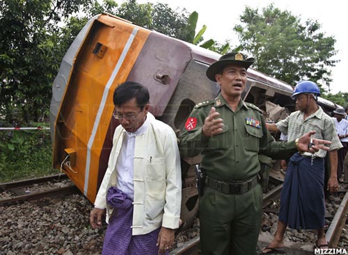 ရထားတွဲ တိမ်းမှောက်ခြင်းမှာ ပြင်ပ ပရောဂ မပါဘဲ သဘာဝအလျောက် ဖြစ်တာပါဟုရန်ကုန်တိုင်း စစ်တိုင်းမှူး က သတင်းထောက်များကို ပြောကြားသည်။ ဓာတ်ပုံ- မဇ္ဈိမ။