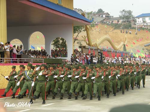 ငြိမ်းချမ်းရေးနှစ် ၂၀ ပြည့်အခမ်းအနားက မြို့တော်ပန်ဆန်း၌ စစ်ရေးပြနေသည့် ၀ တပ်မတော်သားများ