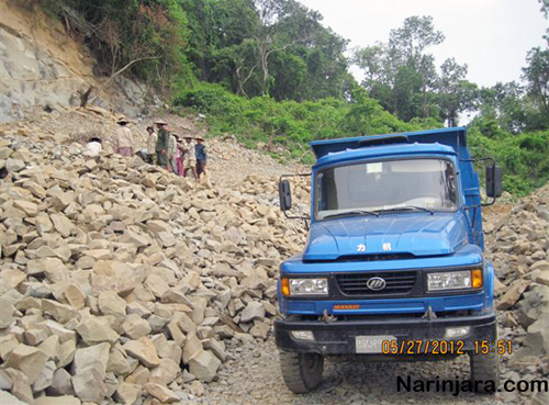 သမိုင်းဝင် မင်းဂံကျောက်တောင်အား ဖြိုဖျက် ကျောက်ထုတ်နေကြသည်။ ( ဓါတ်ပုံ- နိရဥ္စရာ)