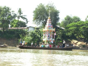 Passenger-boat-on-Haung-Tha-Yaw-River