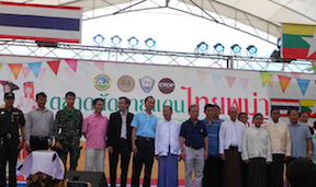 Thai and Myanmar authorities in a group in the Trade Fairs Ceremony