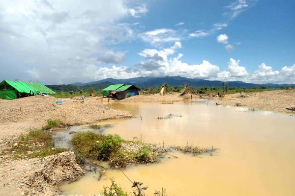 gold-mining-between-model-village