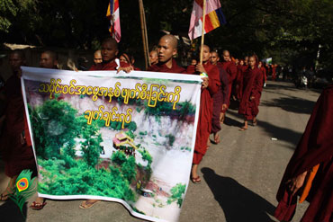 Monks-protest-in-Monywa-for-copper-mine-3 s